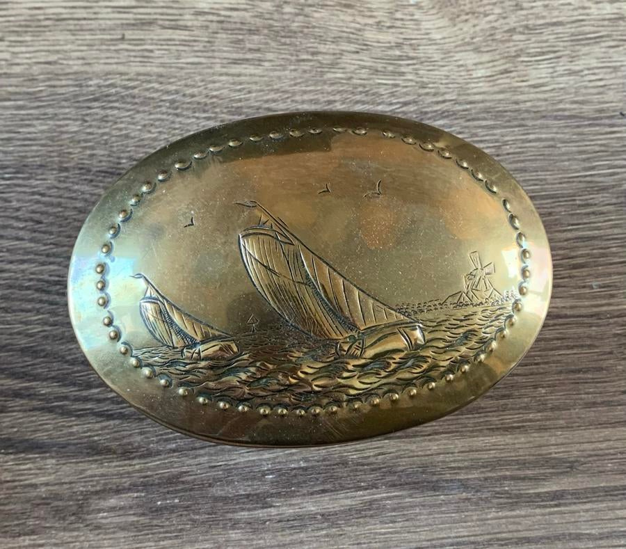 Antieke koperen doos met zeilschip en molen decoratie, Antiek en Kunst, Ophalen, Koper