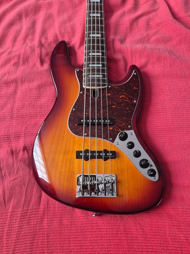 Sire Marcus Miller V7 2nd gen, 5-snarige bas, Muziek en Instrumenten, Snaarinstrumenten | Gitaren | Bas, Zo goed als nieuw, Elektrisch