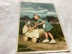 Oude Ansichtkaart Meisje met Poppenwagen, Ophalen of Verzenden, 1940 tot 1960, Gelopen