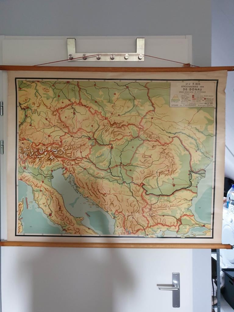 Stroomgebied van de Donau schoolkaart, Boeken, Atlassen en Landkaarten, Landkaart, 1800 tot 2000, Gelezen, R. Bos