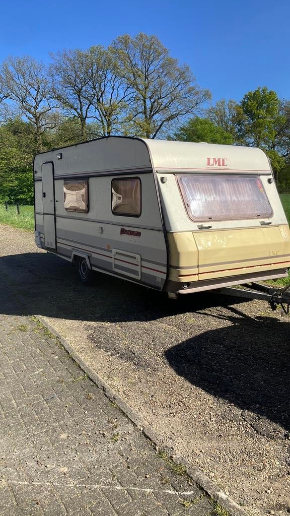 LMC dominant 490 met dwarsstapelbed-5 persoons-WC, Ringverwarming, Treinzit, 750 - 1000 kg, Particulier