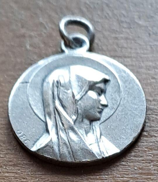 Medaillon Helige Maagd Maria Lourdes, jaren 50, Ophalen of Verzenden, Gebruikt, Sieraad, Christendom | Katholiek