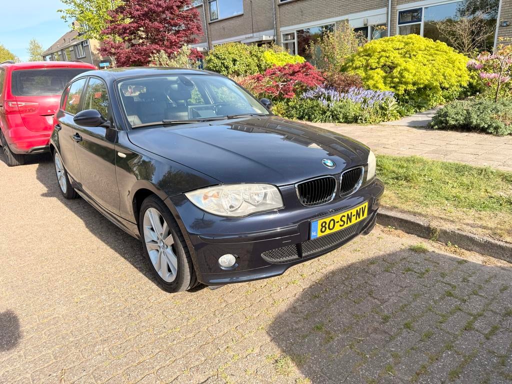BMW 1-Serie 2.0 120I AUT 2006 Blauw, Auto's, 1995 cc, 4 cilinders, Navigatiesysteem, Blauw