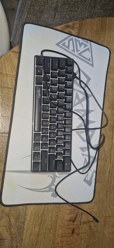 Gaming Toetsenbord 60% RGB Bedraad met Muismat 50x30cm, Gebruikt, Gaming toetsenbord, Qwerty, Bedraad