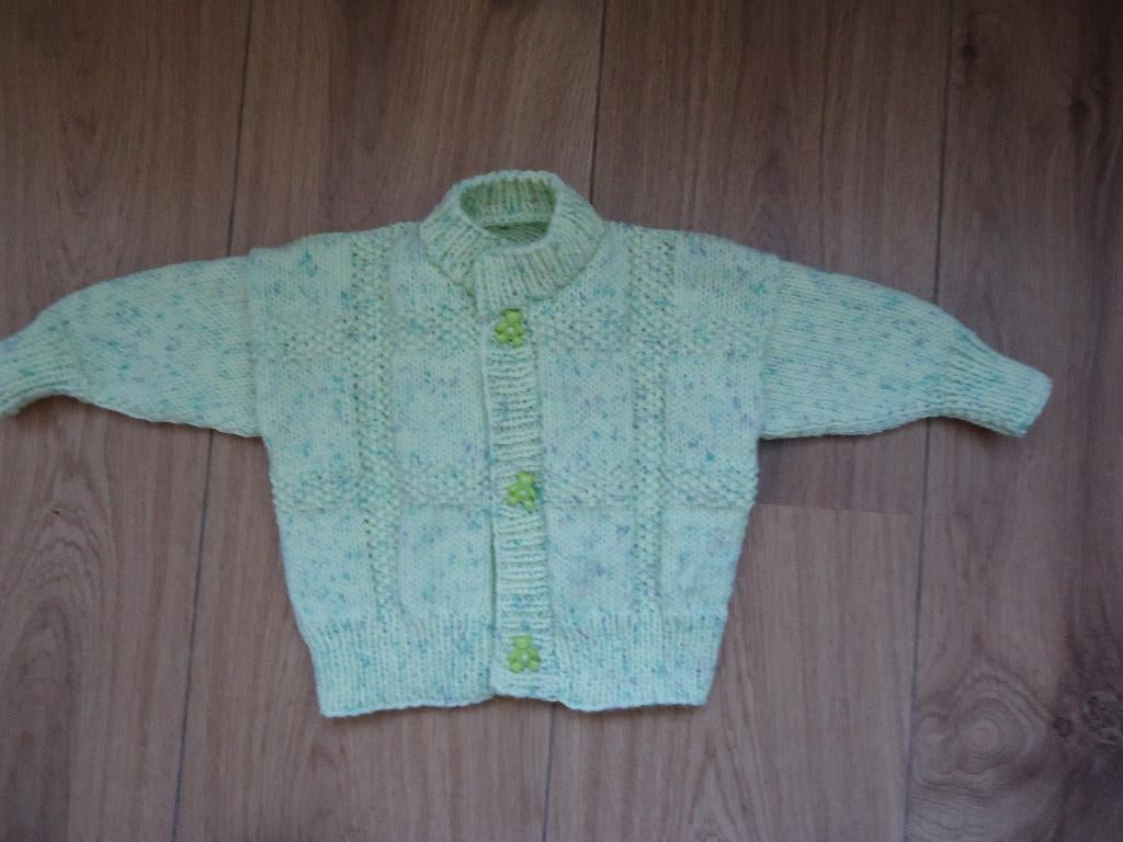 VESTJE MAAT 68 KLEUR GEMALEERD GEEL, Kinderen en Baby's, Ophalen of Verzenden, Nieuw, Jongetje of Meisje, Truitje of Vestje