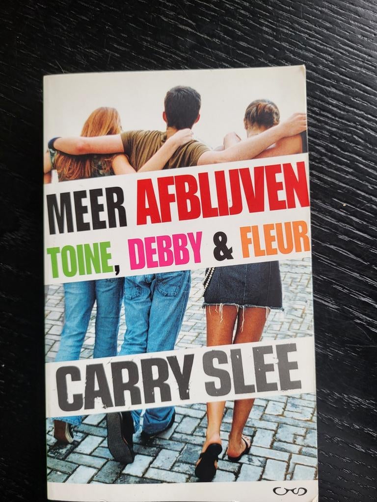 Carry Slee - Meer afblijven - Toine, Debby & Fleur, Boeken, Ophalen of Verzenden, Zo goed als nieuw, Carry Slee