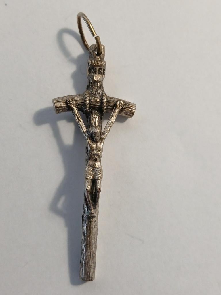 0ude crucifix tin Italy, Verzamelen, Ophalen of Verzenden, Zo goed als nieuw, Sieraad, Christendom | Katholiek