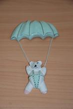 Beertje aan parachute., Ophalen of Verzenden, Gebruikt, Wanddecoratie