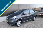 Toyota Aygo 1.0 Comfort Nav 1Eig Navi Airco Dealerondr NAP, Auto's, Euro 5, Gebruikt, Zwart, 4 stoelen