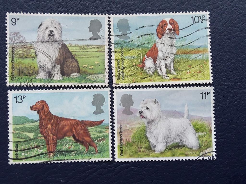 Vier gestempelde postzegels met honden uit het VK, Ophalen of Verzenden, Gestempeld
