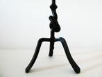 Smeedijzeren kandelaar op een 3 poot met een knoop, Ophalen of Verzenden, Koper of Brons