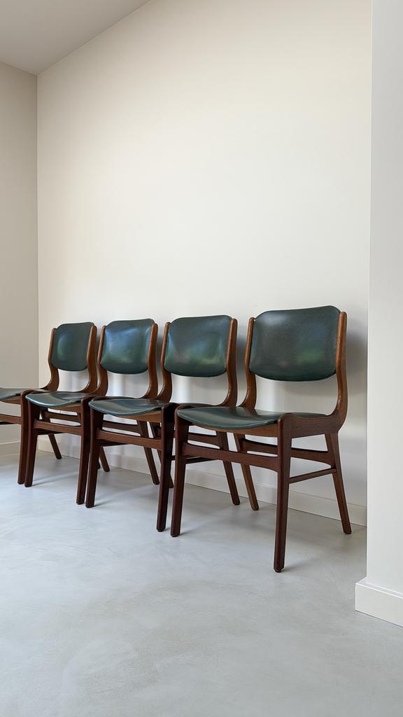Vier vintage houten eetkamerstoelen met groen skai leer, Huis en Inrichting, Stoelen, Ophalen, Bruin, Vintage, Zo goed als nieuw