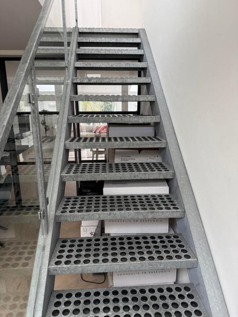 Robuuste stalen trap met antislip treden, Doe-het-zelf en Verbouw, Ladders en Trappen, Ophalen of Verzenden, Gebruikt, Trap, 2 tot 4 meter