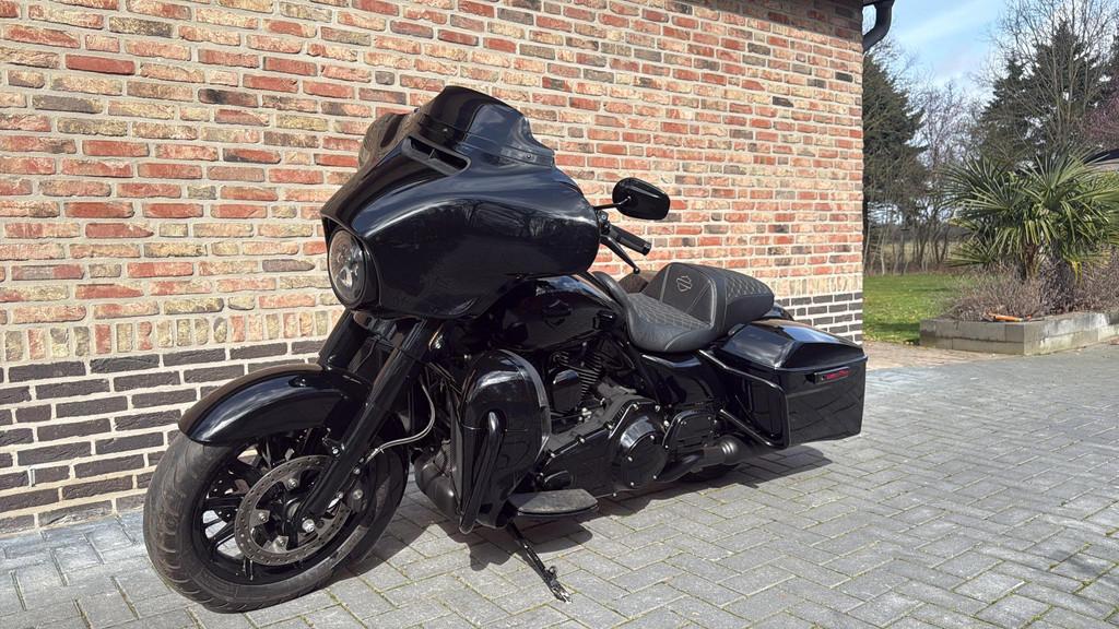 Harley Davidson 103 Street Glide Electra Streetglide Blackou, Motoren, Motoren | Harley-Davidson, Laan van Vredenoord 33
2289 DA  Rijswijk, NL
