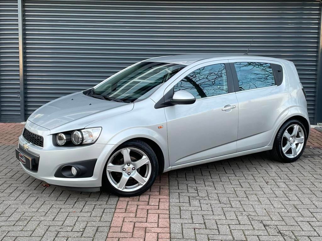 Chevrolet Aveo 1.4 LTZ Parkeersensor | Cruise | Bluetooth |, Auto's, Chevrolet, Voorwielaandrijving, Euro 5, Gebruikt, 4 cilinders