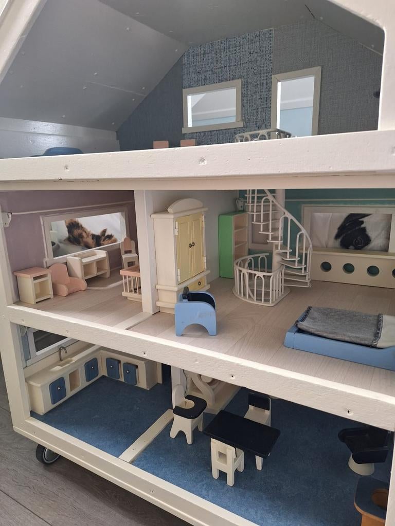Poppenhuis, in zeer goede staat met veel huisraad erin, Ophalen, Zo goed als nieuw, Poppenhuis