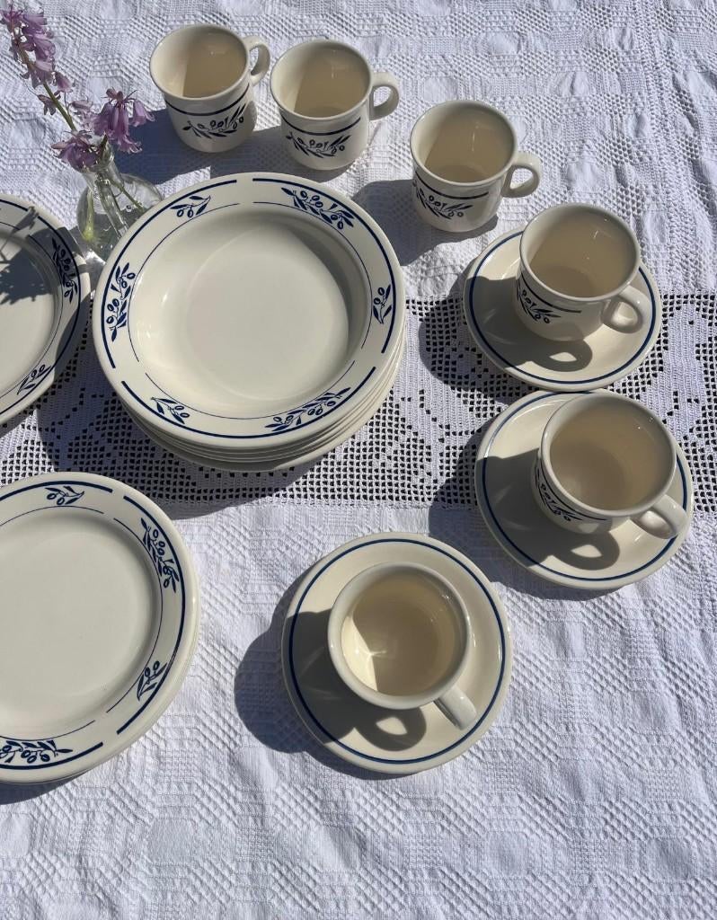 Schattig stevig Vanille servies met Blauwe Olijven., Ophalen, Zo goed als nieuw, Overige stijlen, Aardewerk