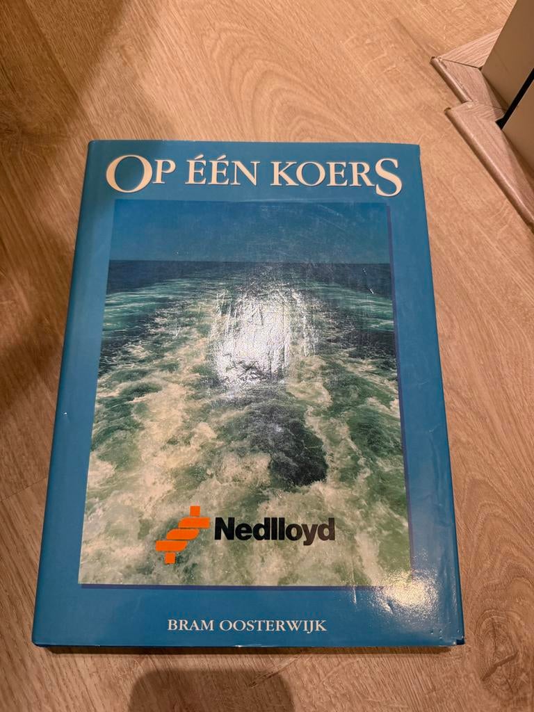 Op Één Koers - Nedlloyd boek, Ophalen of Verzenden, Zo goed als nieuw, Boot