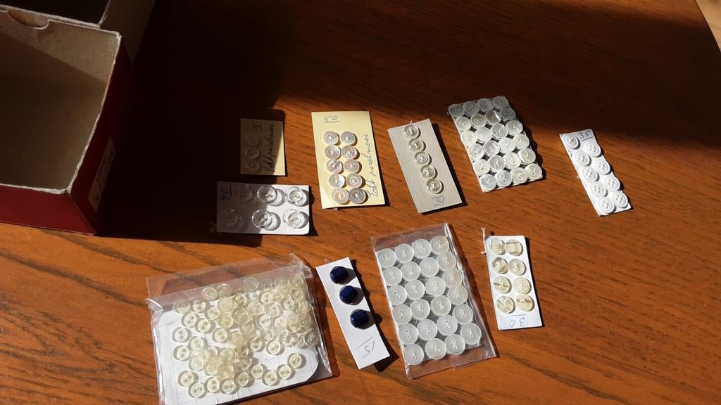 Doosje met diverse knopen in verschillende kleuren, Ophalen of Verzenden