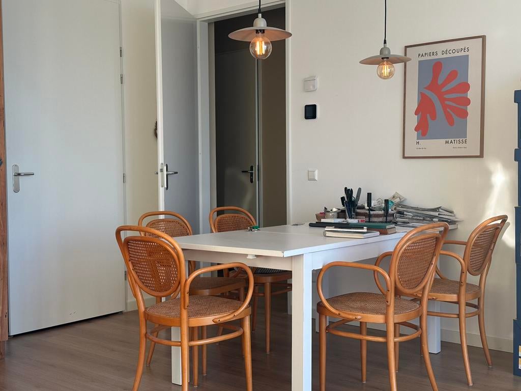 Vier vintage Thonet stoelen met webbing in zeer goede staat, Bruin, Zo goed als nieuw, Vijf, Zes of meer stoelen, Thonet, webbing, vintage, rotan, koffiehuisstoel