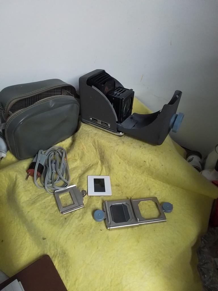 3638) Croun Slide  Diaprojector 35 mm inklapbaar, Ophalen of Verzenden