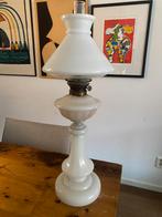 Antieke olielamp, wit glas, Antiek en Kunst, Ophalen