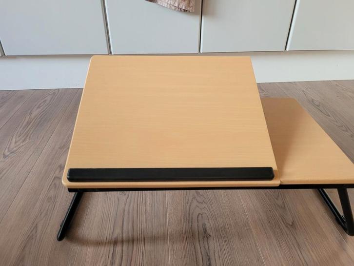 Verstelbaar laptoptafeltje / bedtafel - Houtkleur, Computers en Software, Laptoptafels, Zo goed als nieuw, In hoogte verstelbaar