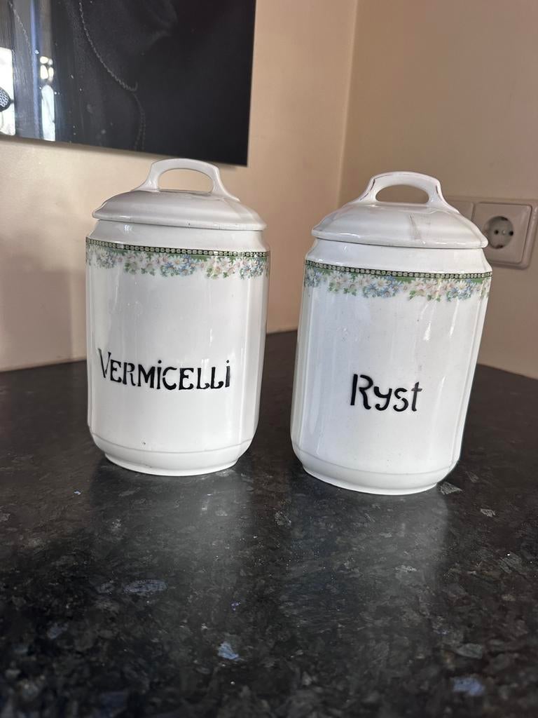 Antieke voorraadpotten: Vermicelli en Rijst, Ophalen