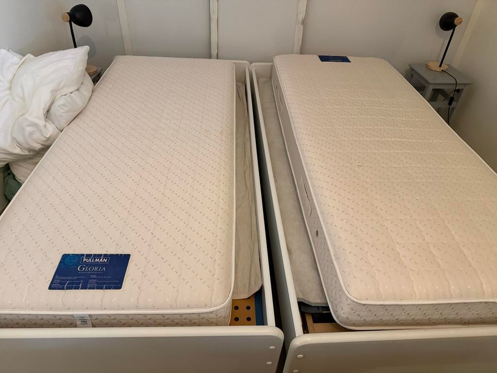 Twee eenpersoonsbedden met lattenbodems (één elektrisch), Ophalen, 90 cm, Eenpersoons, 200 cm