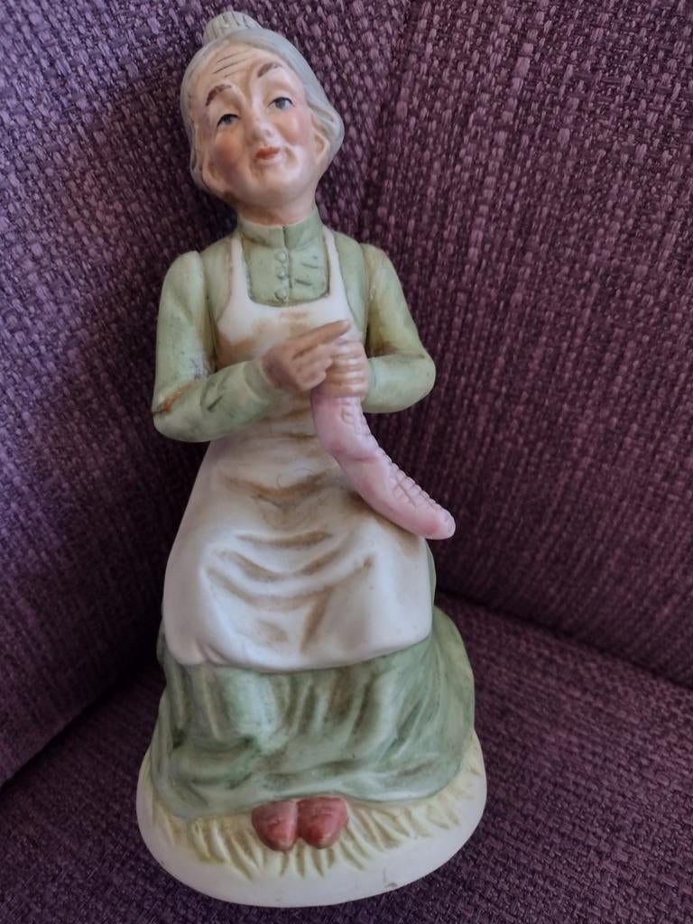 Beeldje omaatje aan het breien, Ophalen, Zo goed als nieuw, Mens