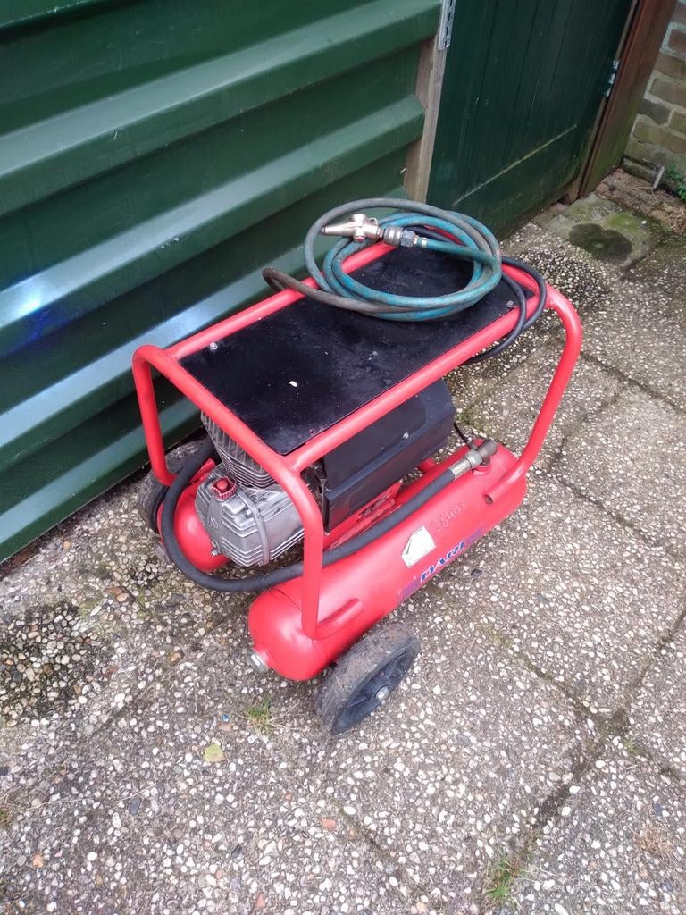 Compressor  met dubbele tanks  mobiele compressor, Ophalen, Zo goed als nieuw, Minder dan 200 liter/min, Minder dan 25 liter
