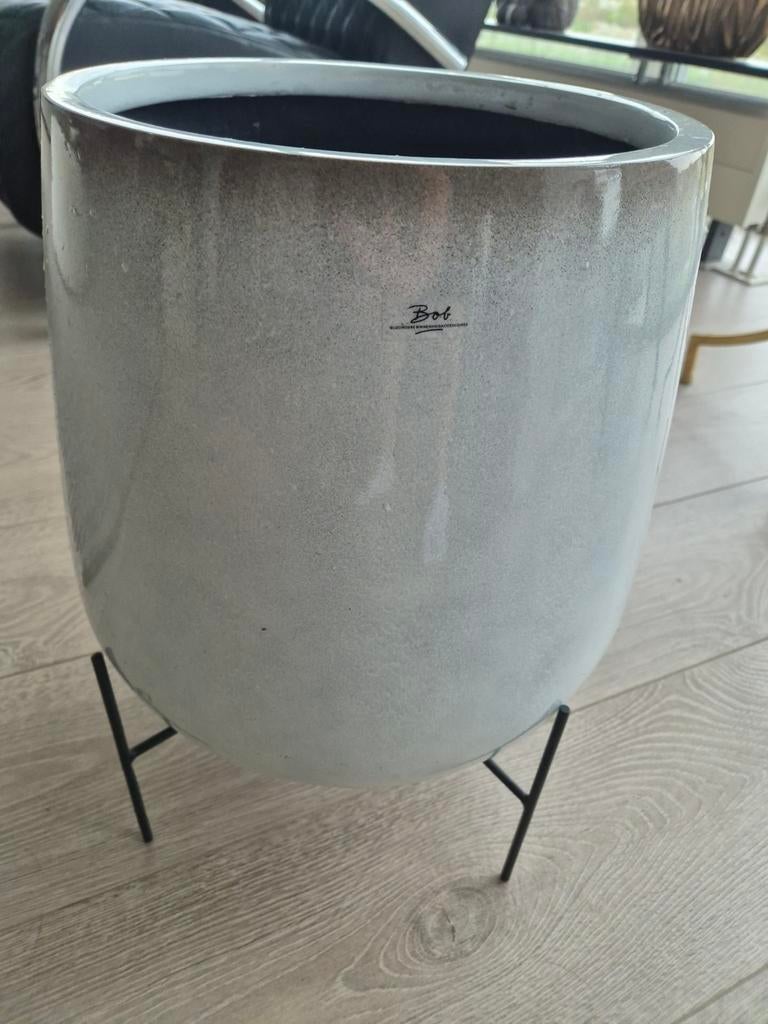 Mooie bloempot op standaard van Bob binnenhuis accessoires, Huis en Inrichting, Woonaccessoires | Vazen, Ophalen of Verzenden