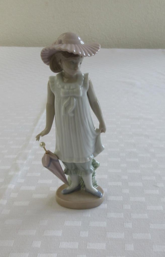 Beeldje meisje met paraplu NOA, Ophalen of Verzenden