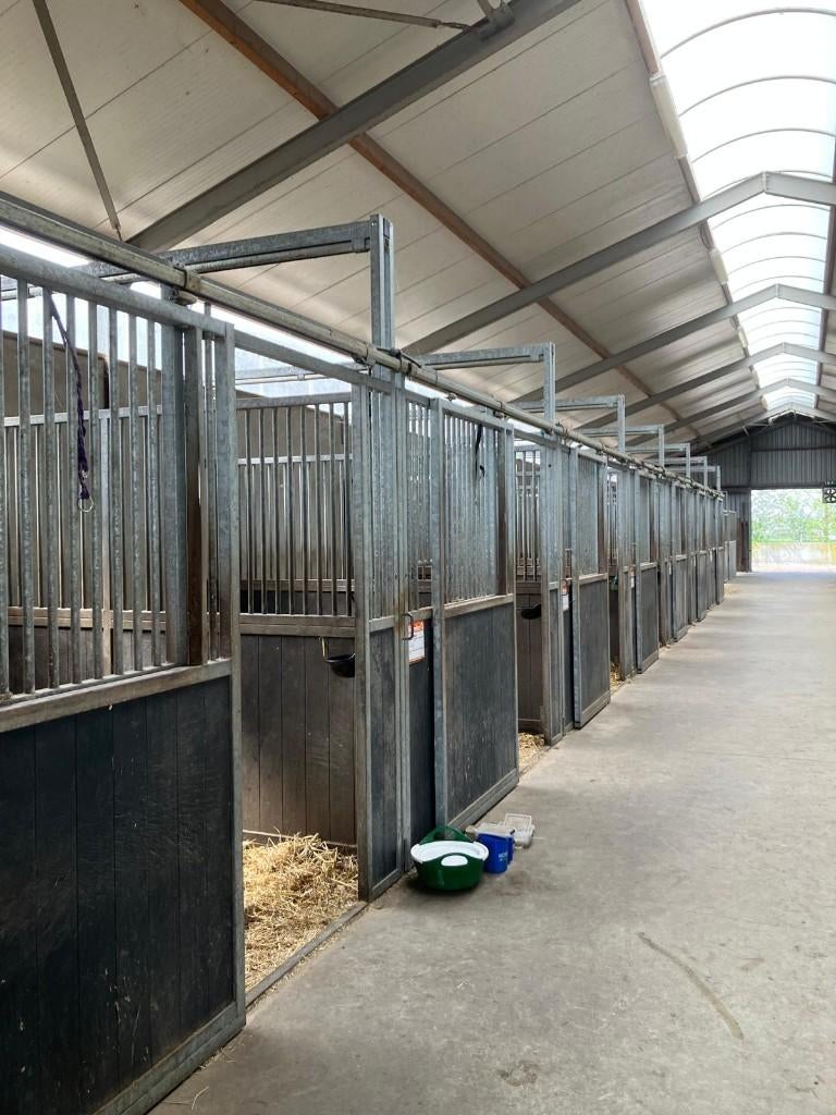 7 Paardenstallen te koop