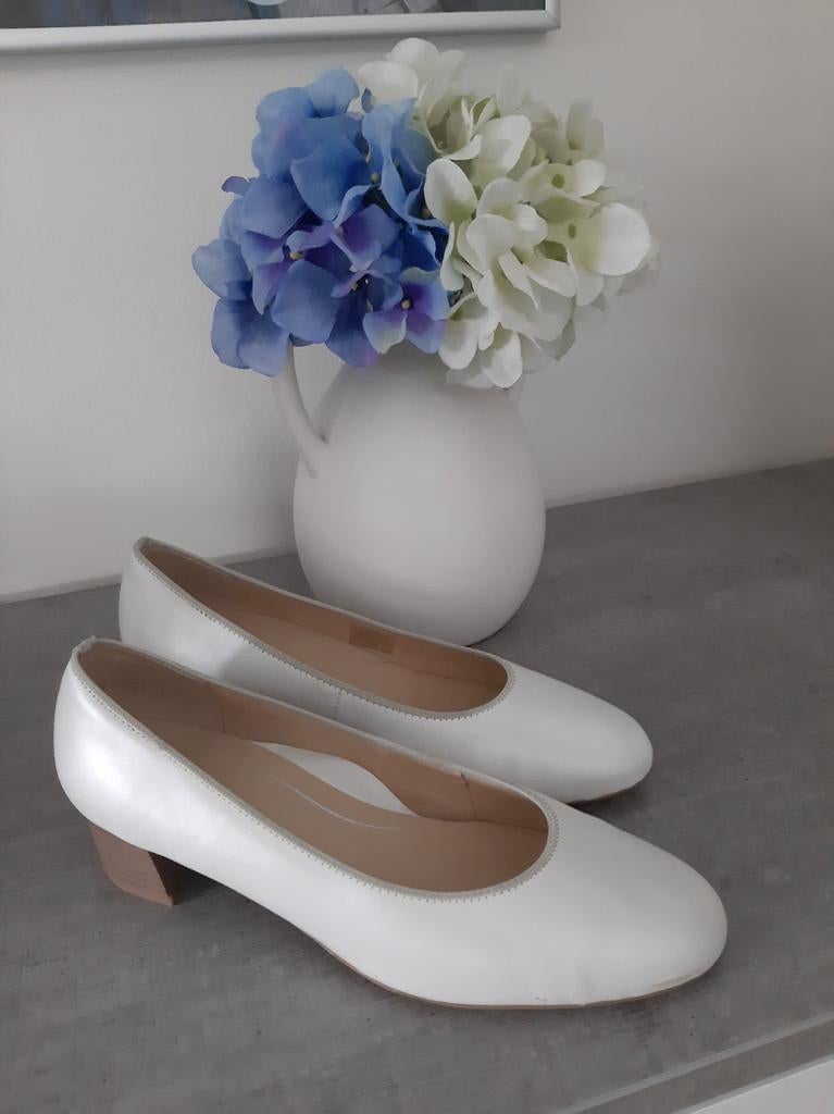 Elegante Ivoor Kleurige Pumps Maat 39, Kleding | Dames, Schoenen met lage hakken, Wit, Ophalen of Verzenden, Onbekend