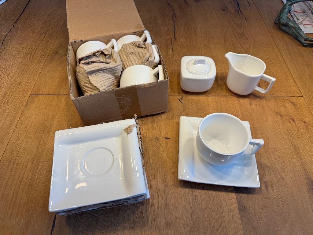 6 moderne kop en schotels met suiker- en melkkannetje, Huis en Inrichting, Keuken | Servies, Nieuw, Ophalen of Verzenden, Overige stijlen