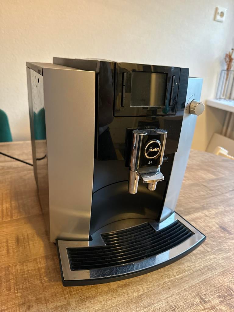 Jura E6 Koffiemachine - In goede staat, Ophalen, Afneembaar waterreservoir, 10 kopjes of meer, Koffiemachine