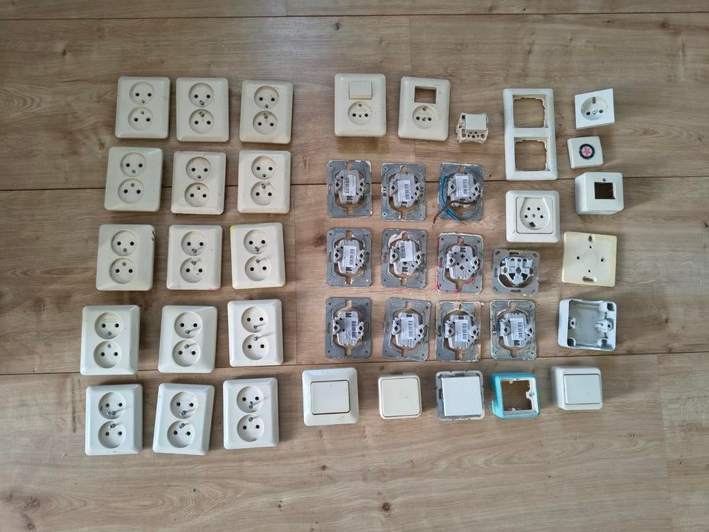 Partij Berker schakelmateriaal roomwit, crème. Stopcontacten, Gebruikt, Onb, Ophalen of Verzenden, Onb