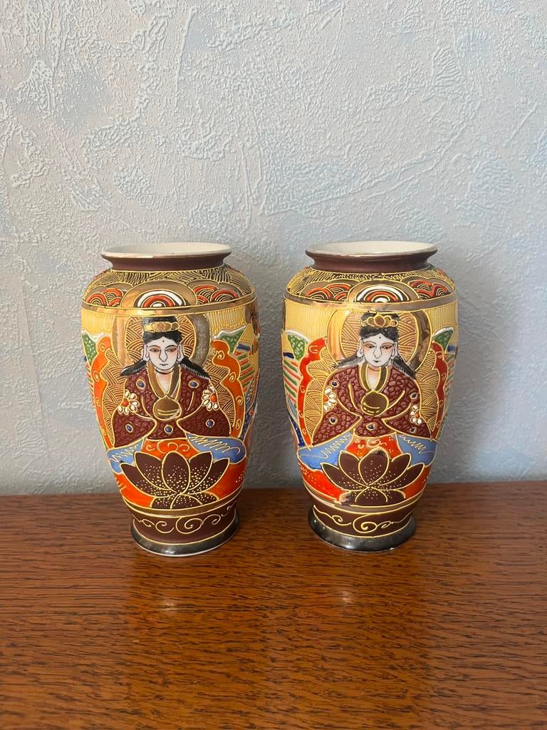 2 antieke Japanse vazen met gedetailleerde figuren, Ophalen of Verzenden