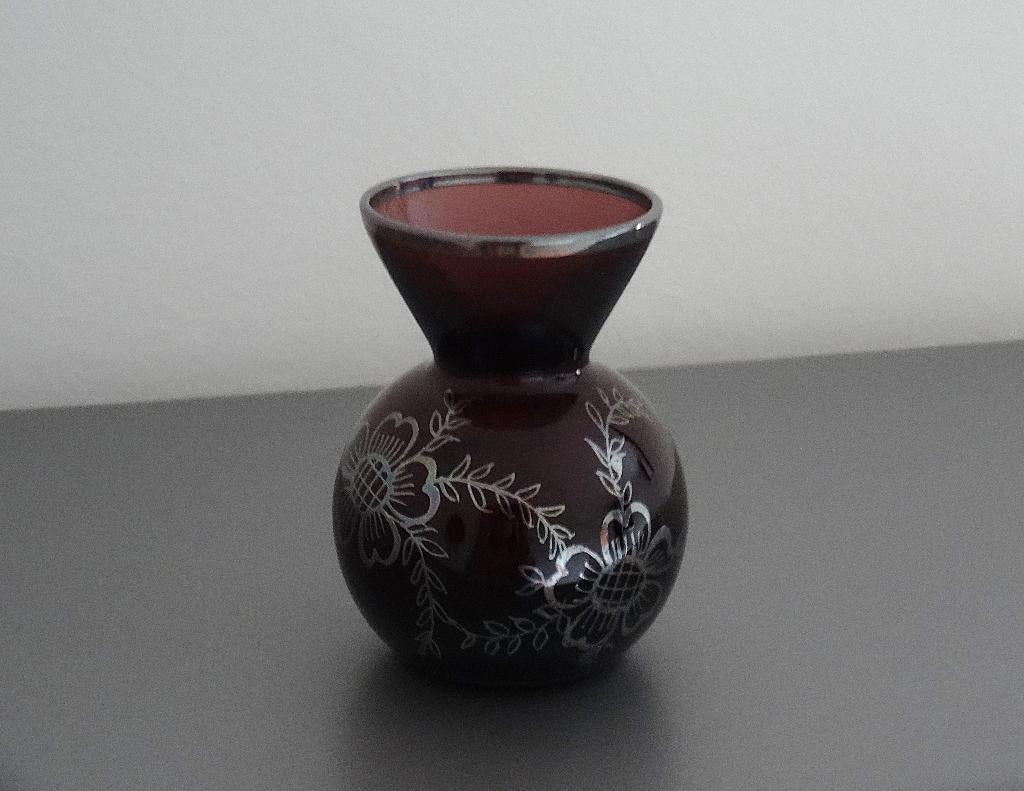 Vintage vaasje van aubergine-kleurig glas, Antiek en Kunst, Antiek | Glas en Kristal, Ophalen of Verzenden