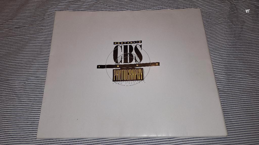 CBS Portfolio vol gesigneerde foto's van muziekartiesten !!!, Ophalen of Verzenden