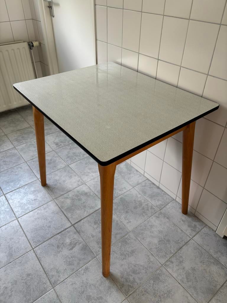 Vintage vierkante keukentafel met houten poten, Ophalen, Gebruikt, 50 tot 100 cm, Vierkant