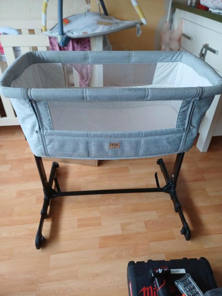 Leuk! Co-sleeper grijs met beddengoed (0-6 maanden), Kinderen en Baby's, Babywiegjes en Ledikanten, Zo goed als nieuw, Wieg, Ophalen of Verzenden