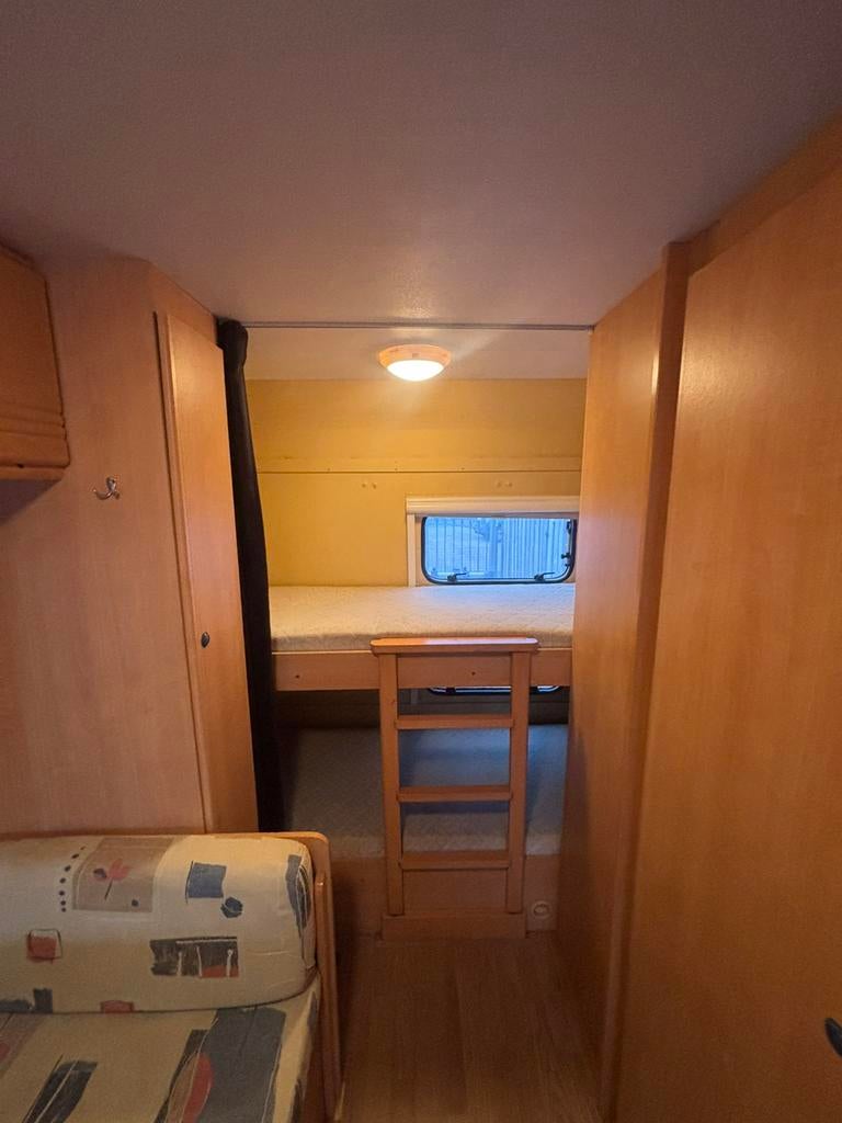 Nette! Caravelair met kinder kamer en voortent en luifel, Caravans en Kamperen, Bedrijf, Treinzit, 4 tot 5 meter, Vast bed