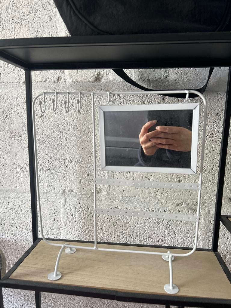 Sieradenrekje met spiegel en haakjes - Wit metaal, Sieraden, Tassen en Uiterlijk, Overige Accessoires, Ophalen of Verzenden, Gebruikt