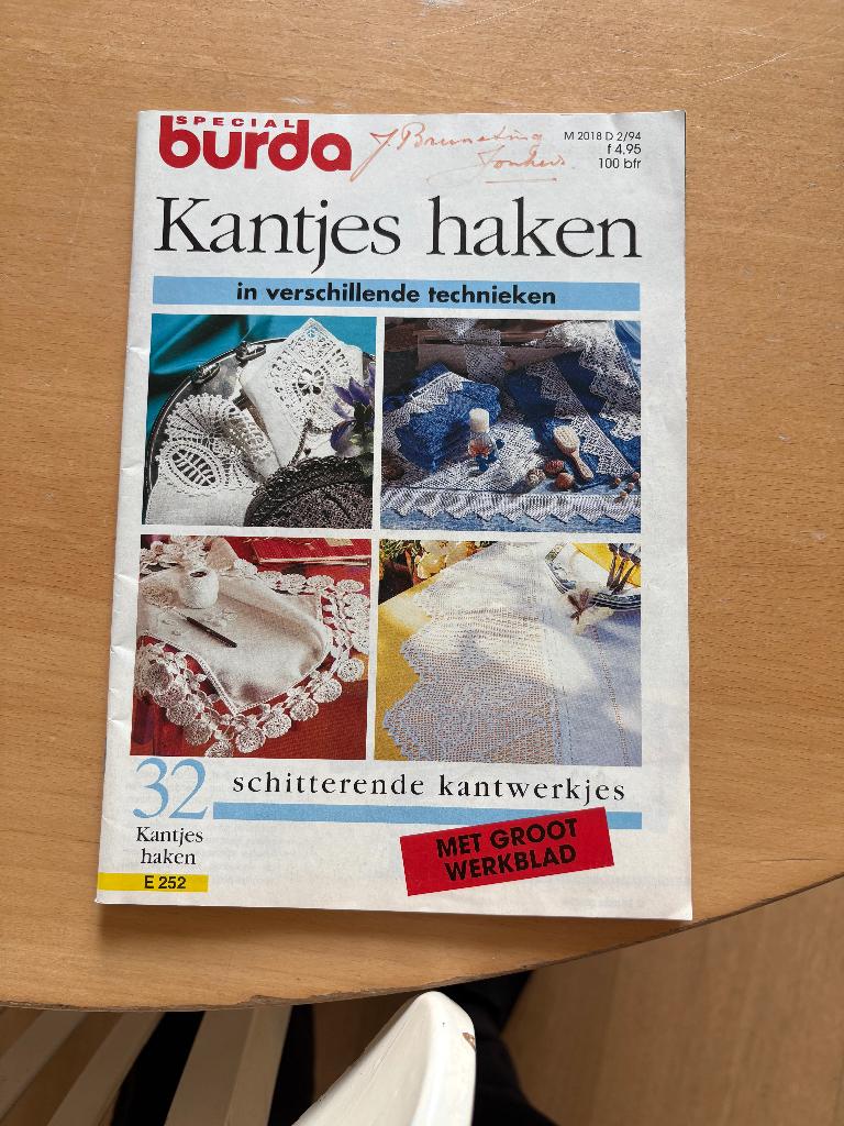 2 boekjes : Burda kantjes haken en Sabrina haken, Ophalen of Verzenden, Zo goed als nieuw, Haken, Patroon of Boek