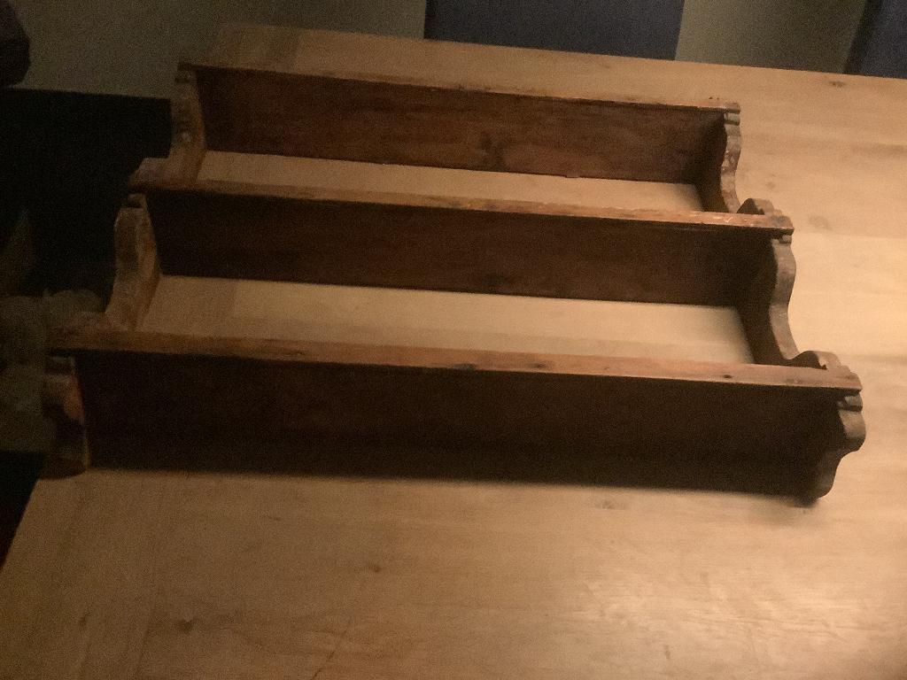 Antiek rekje voor kop en schotels, Ophalen