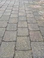 Gratis tegels zelf eruit halen voor zat 21 maart!, Tuin en Terras, Tegels en Klinkers, Ophalen, Gebruikt, 10 m² of meer, Beton