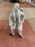 Vintage porseleinen beeldje van heer op stoel, Ophalen of Verzenden, Gebruikt, Mens