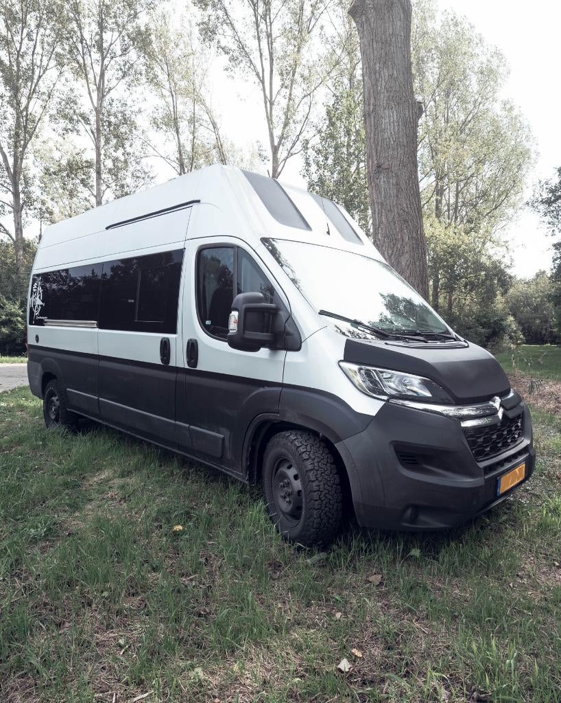 High-End Off-Grid Camper | 71.000 km | Nieuwe APK, Caravans en Kamperen, Campers, Overige merken, Dakluik, Tot en met 2, 5 tot 6 meter